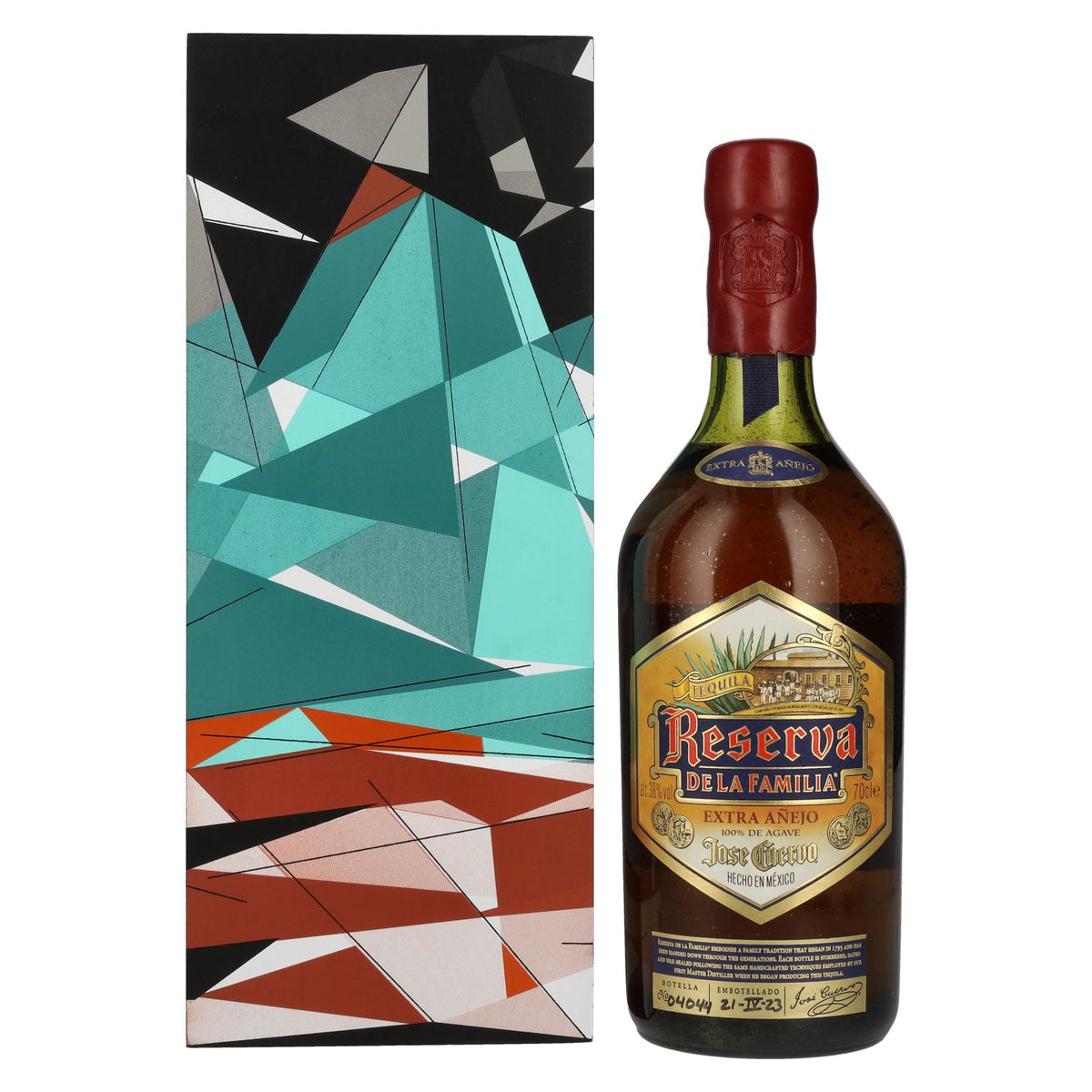 José Cuervo Reserva de la Familia EXTRA AÑEJO 100% de Agave Tequila 2023 38% Vol. 0,7l in wooden box