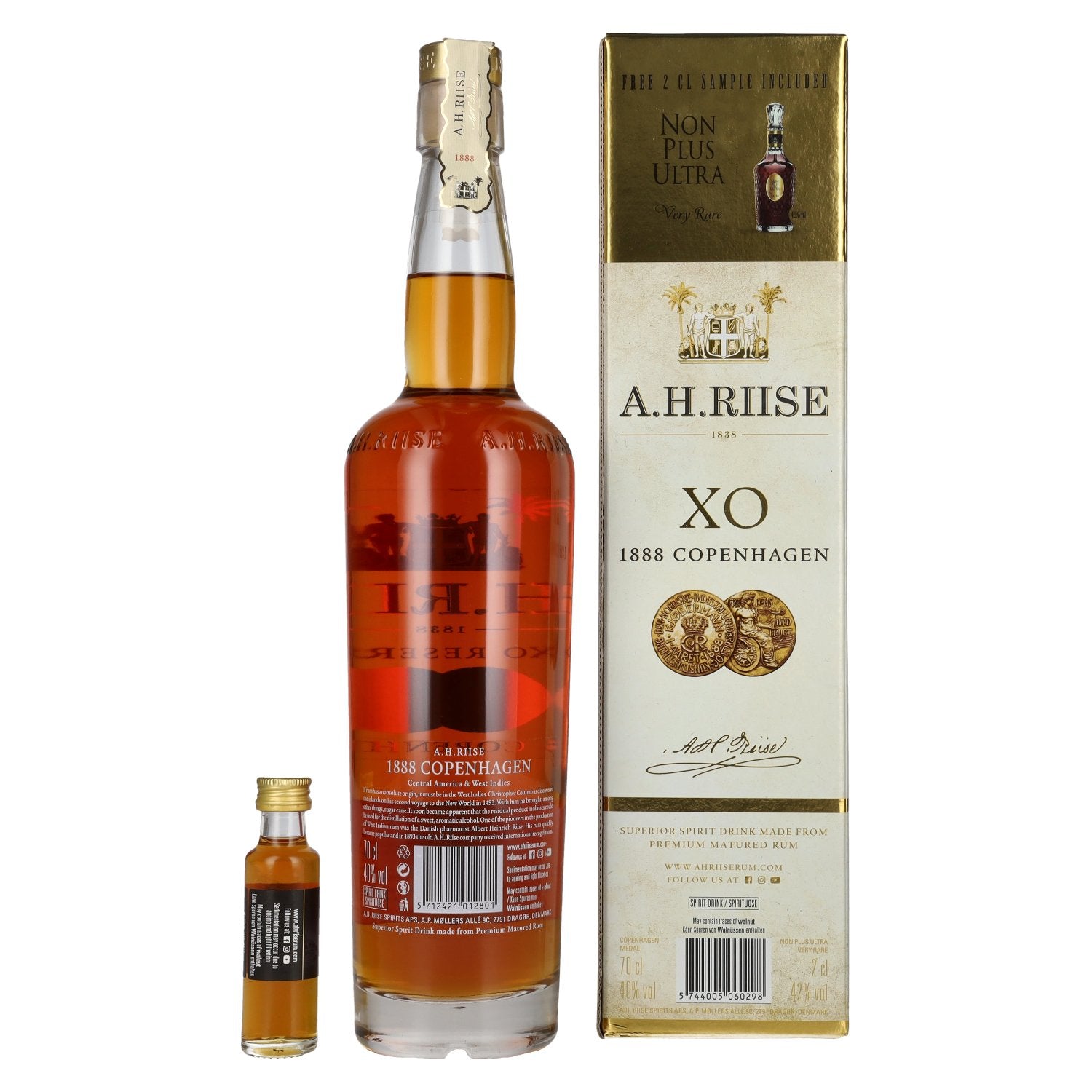A.H. Riise 1888 COPENHAGEN XO Spirit Drink 40,1 % vol. 0,7 l dans un coffret cadeau avec une miniature Non Plus Ultra de 0,02 l